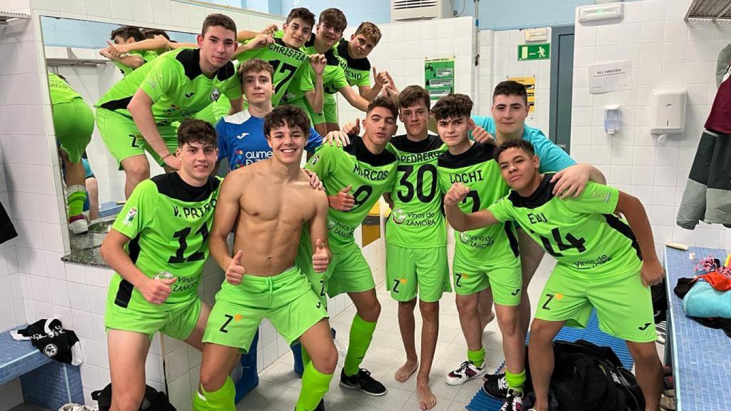 La plantilla del River celebra el triunfo en Vigo