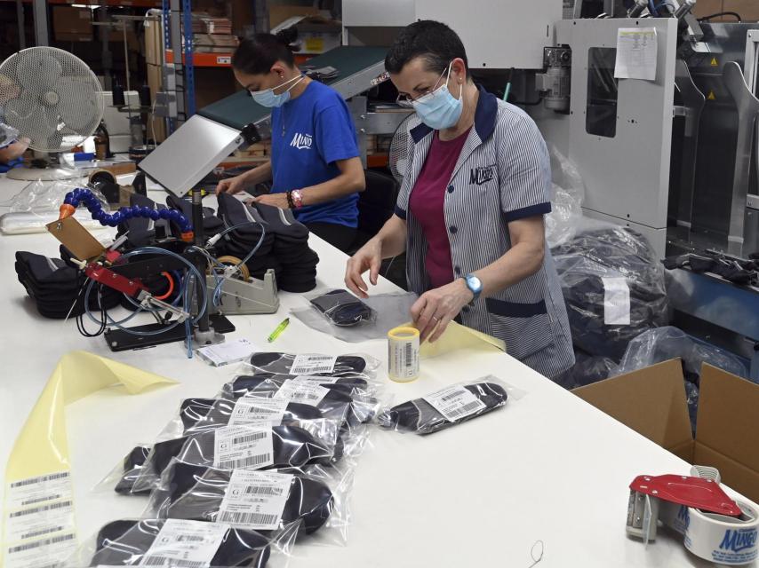 Dos mujeres trabajan en una fábrica textil de Burgos