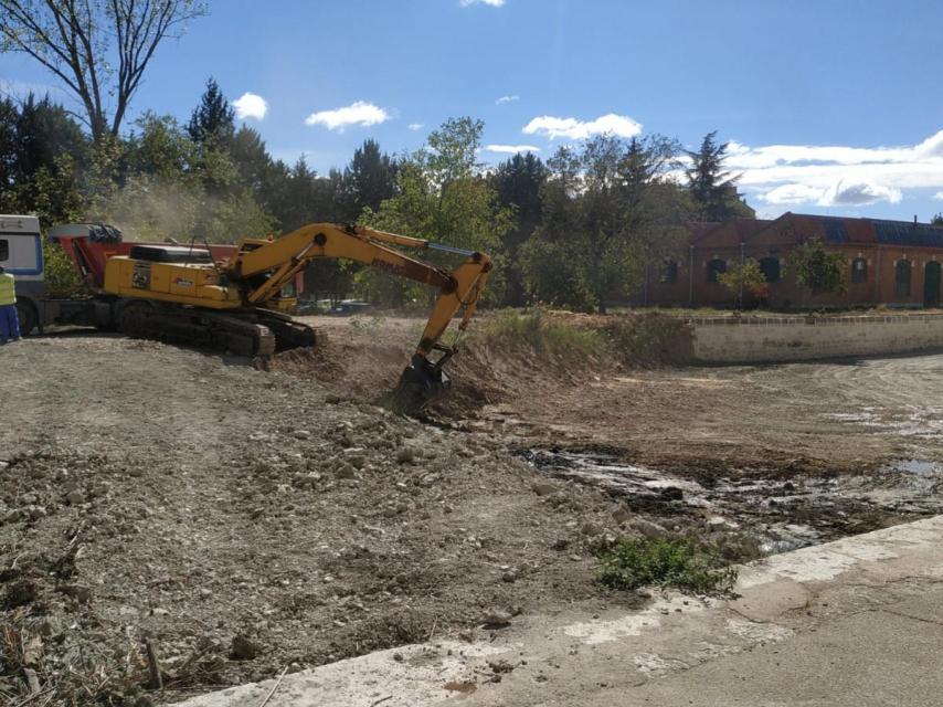 Obras en proceso en la dársena del Canal de Castilla, este lunes.