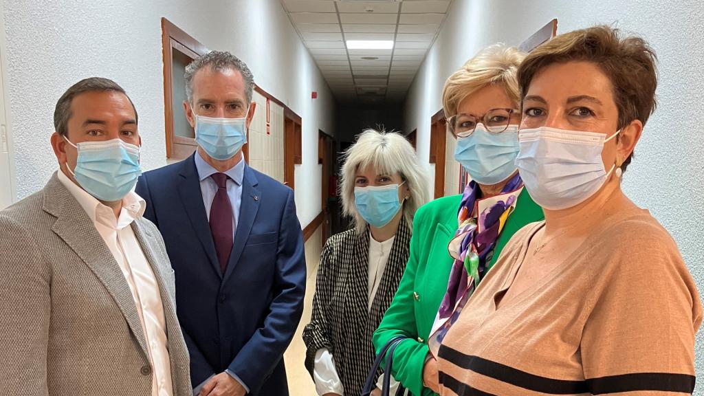 El delegado de la Junta, Eloy Ruiz, asiste al inicio de la vacunación de la cuarta dosis contra el Covid-19