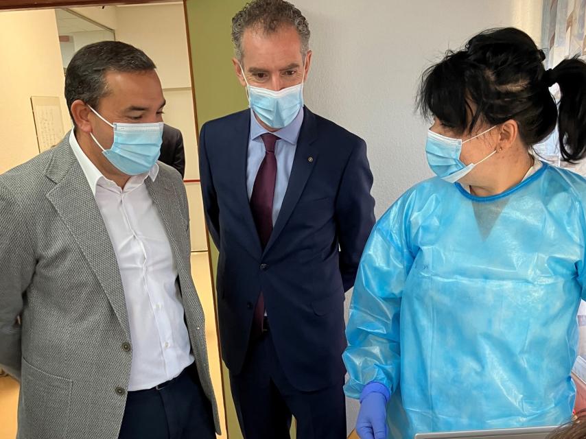 El delegado de la Junta, Eloy Ruiz, asiste a la vacunación contra el Covid-19 en la Residencia Asistida de Salamanca