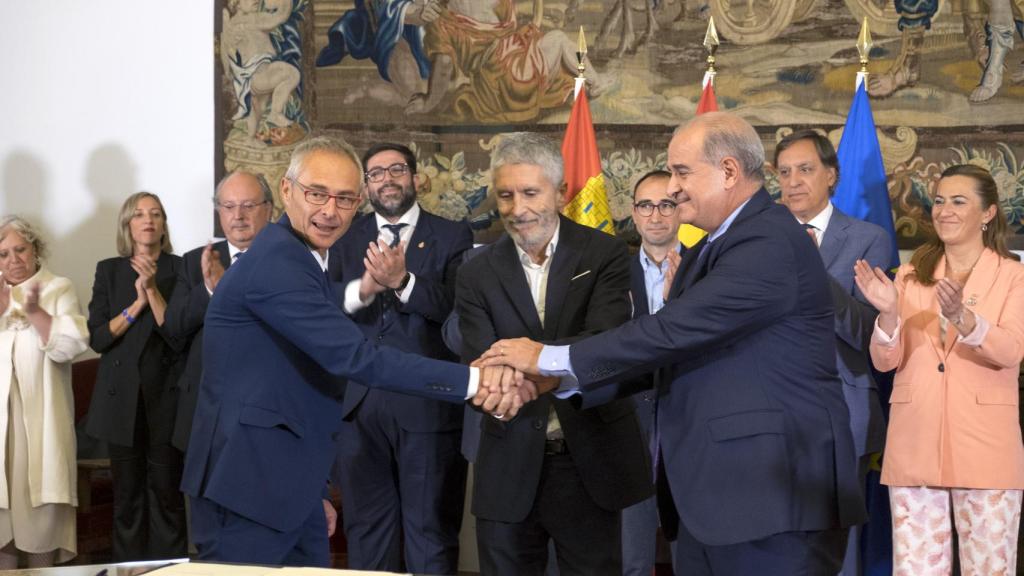 l ministro del Interior, Fernando Grande-Marlaska, en la firma del convenio entre la Policía Nacional y la USAL