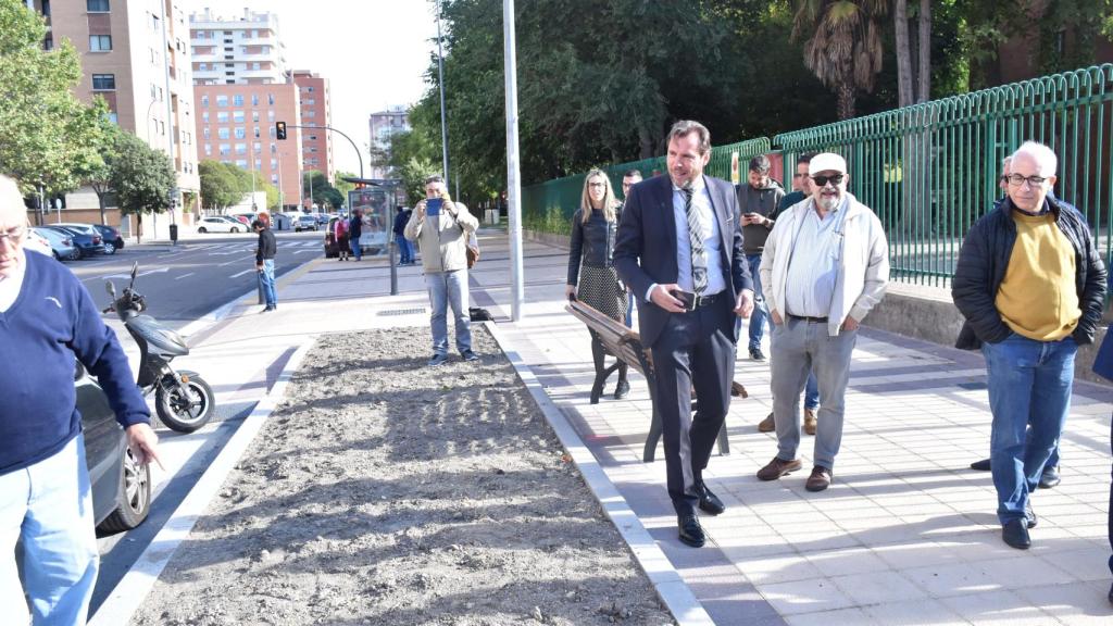 Óscar Puente visita la calle Rastrojo y la zona en la que se han llevado a cabo estas actuaciones