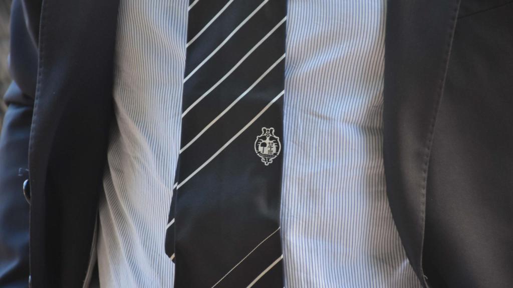 Corbata de Óscar Puente en homenaje a El Salvador