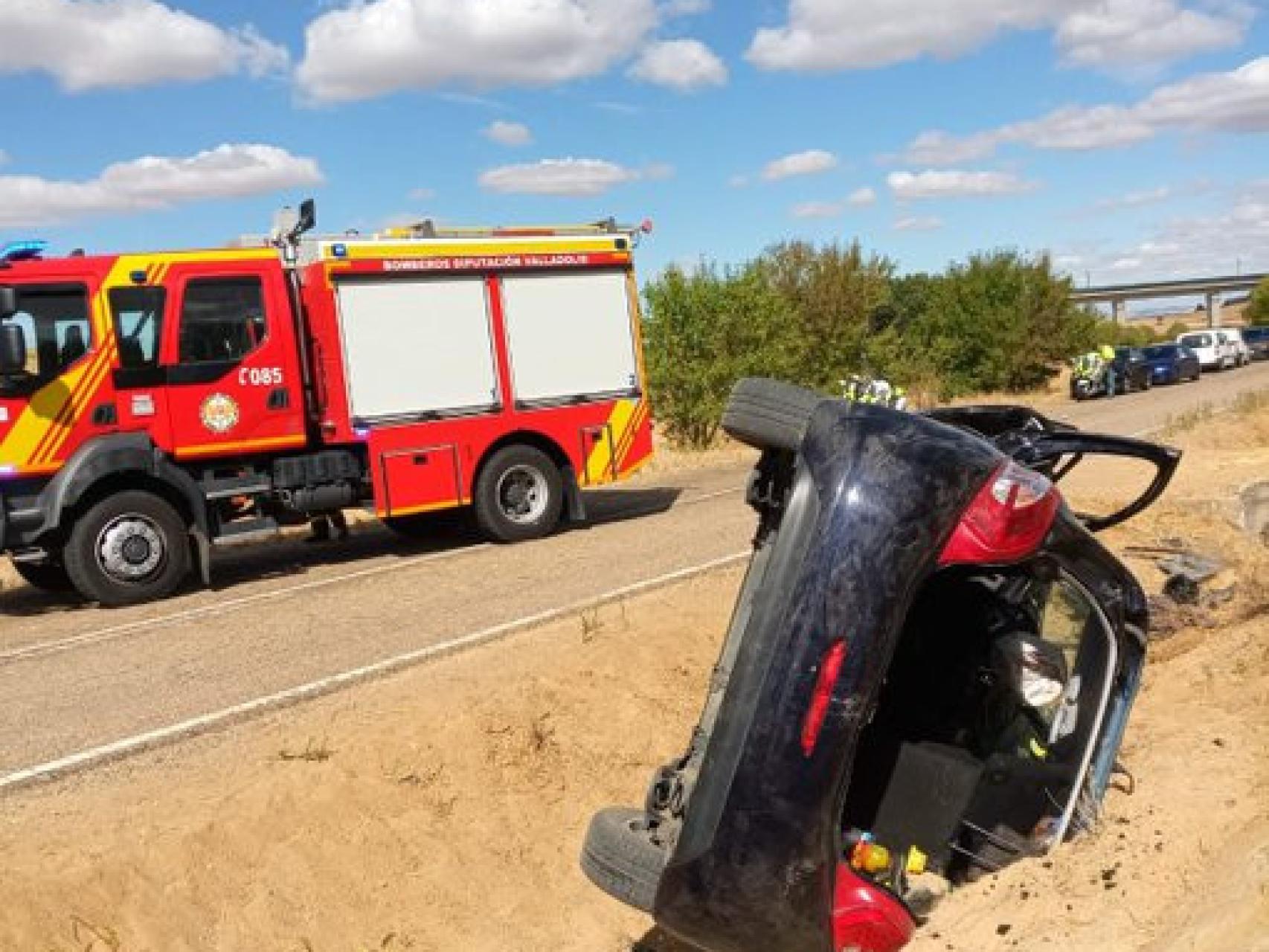Coche volcado en la cuneta a la altura de Castronuño