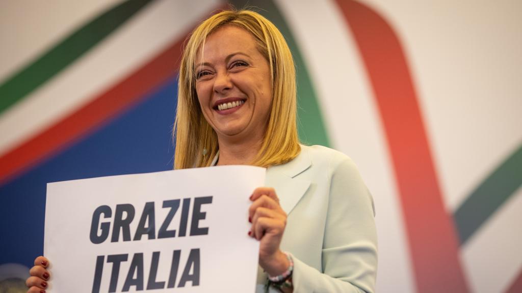 Giorgia Meloni durante un evento de su partido político, Hermanos de Italia.