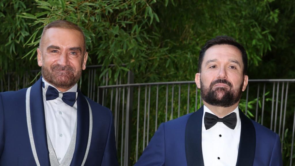 Los novios, conjuntados de azul.