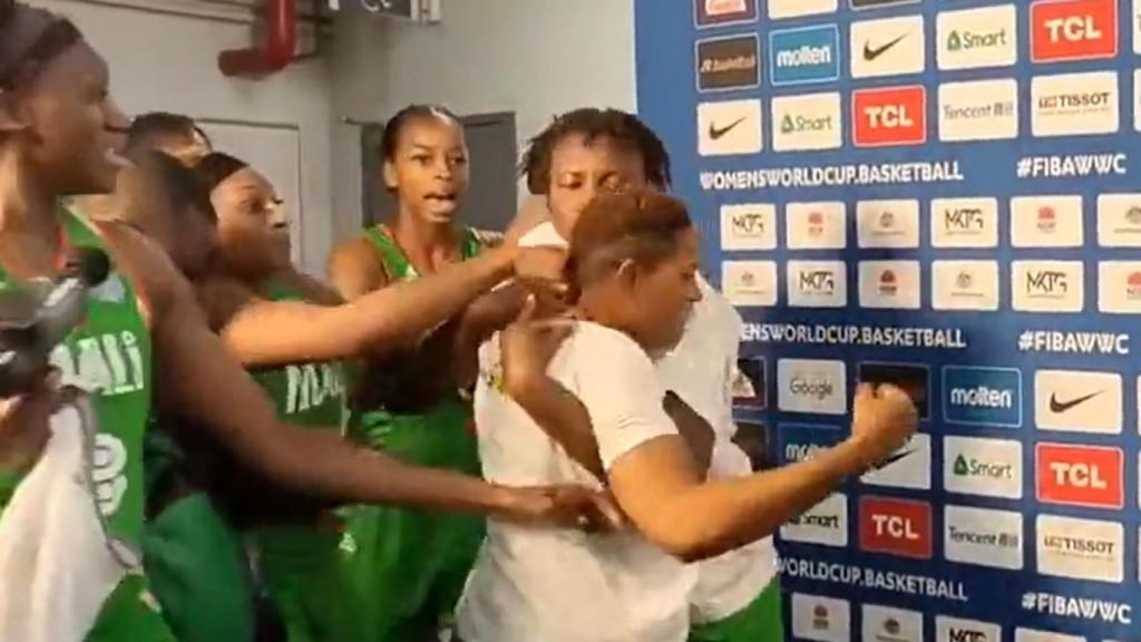 Pelea de las jugadoras de Mali en la zona mixta.