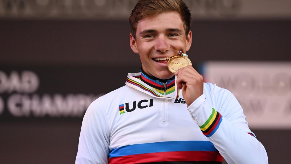 Remco Evenepoel muerde su medalla de oro en el Campeonato del mundo