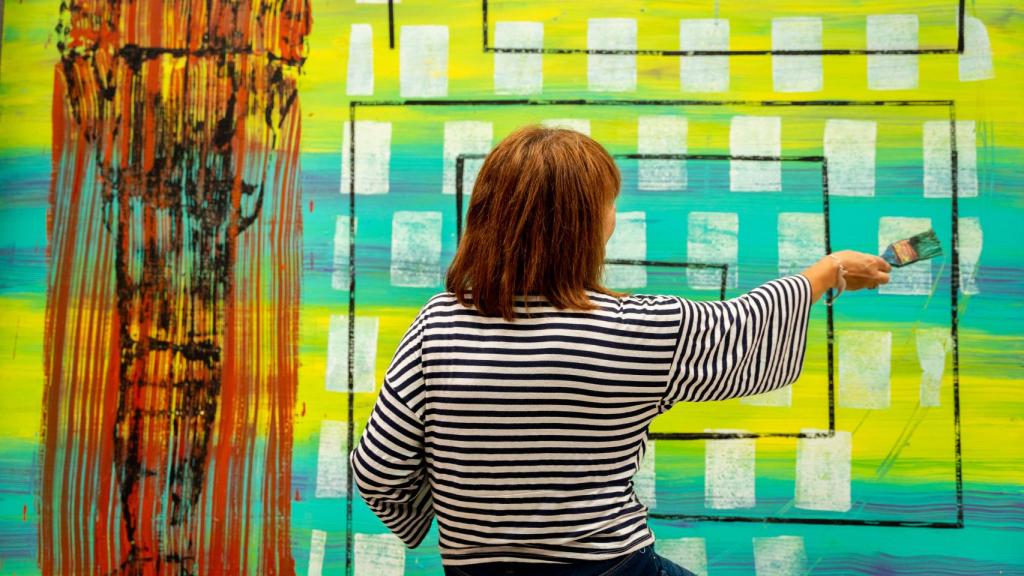 La artista Menchu Lamas pintando en su estudio