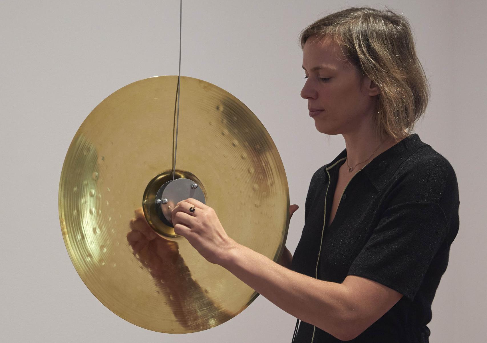 Leonor Serrano Rivas con una de las piezas de la Sala de Protocolo del Museo Reina Sofía