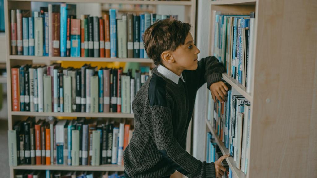 Joven lector en una librería. Foto: Mikhail Nilov