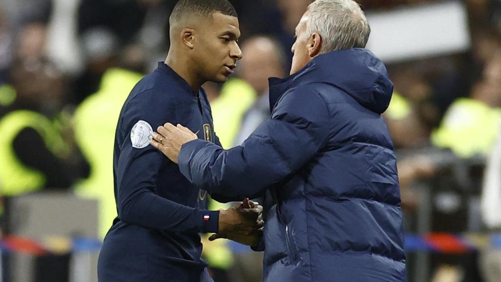 Mbappé y Deschamps durante el partido entre Francia y Austria.