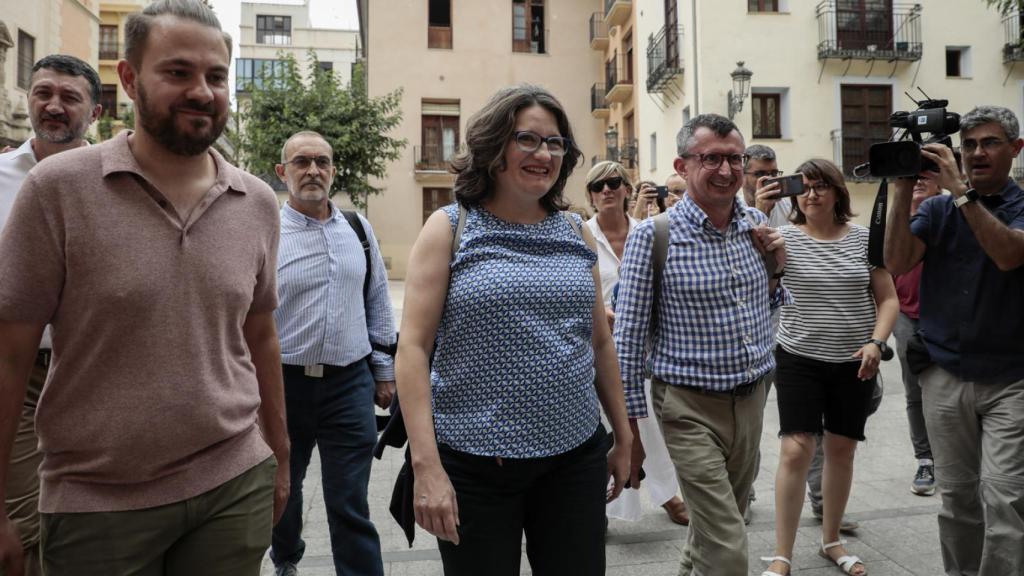 Mónica Oltra y Miquel Real, a la derecha, el día que dimitió de sus cargos.