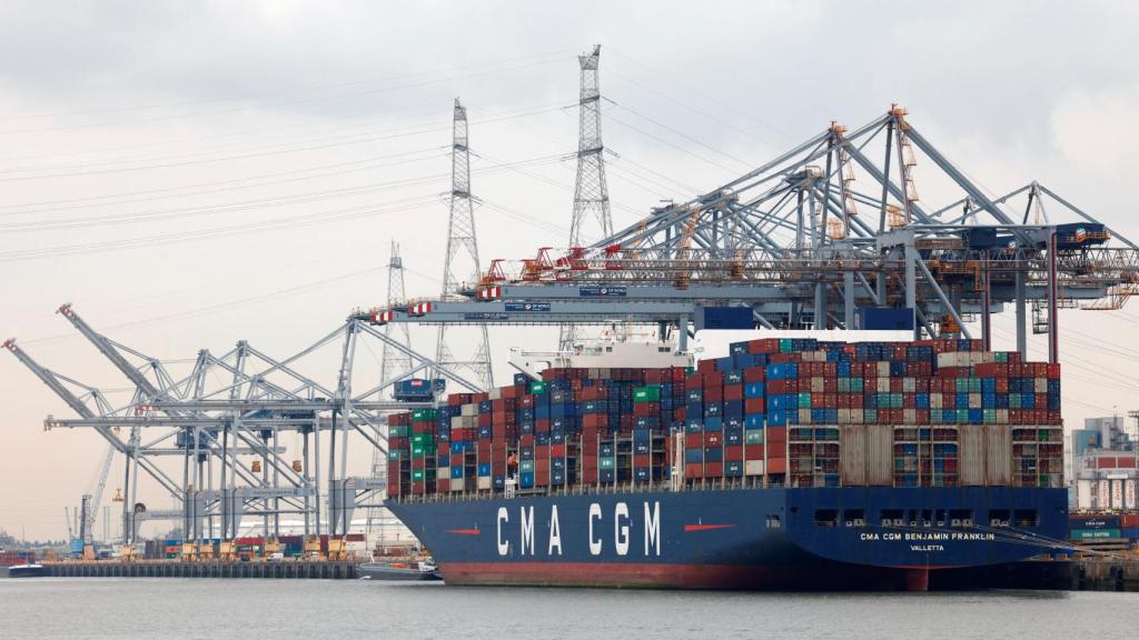 Un barco cargado de contenedores en el puerto de Amberes (Bélgica) el 23 de septiembre de 2022.