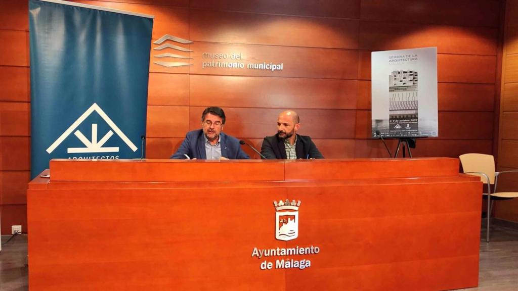 Presentación de la Semana de la Arquitectura por el decano del Colegio de Arquitectos, Francisco Sarabia, y el concejal de Ordenación del Territorio de Málaga, Raúl López.