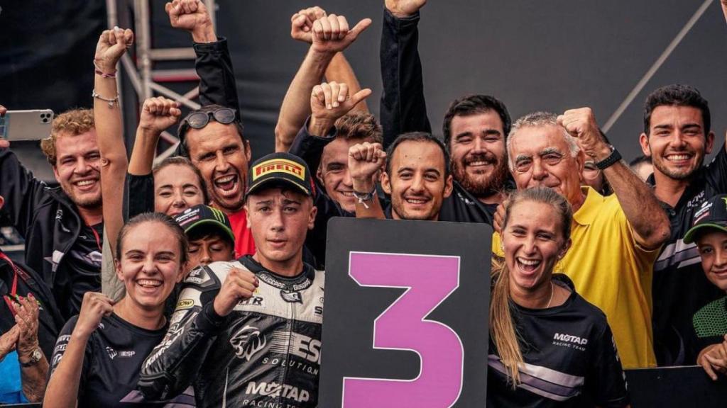 Julio García con su equipo festejando el tercer puesto tras la carrera.