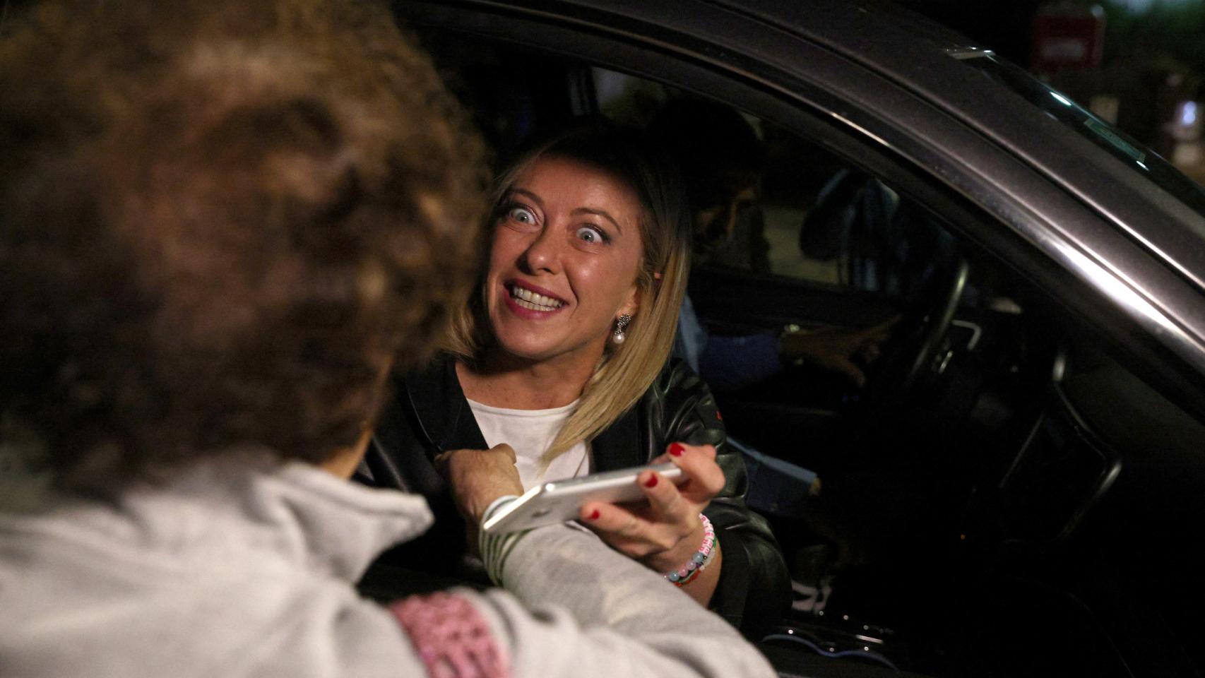 Giorgia Meloni, líder de Hermanos de Italia, habla con una seguidora el día de las elecciones.