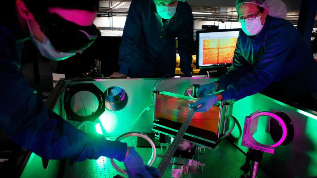 Científicos de la Universidad de Michigan poniendo a prueba el láser ZEUS