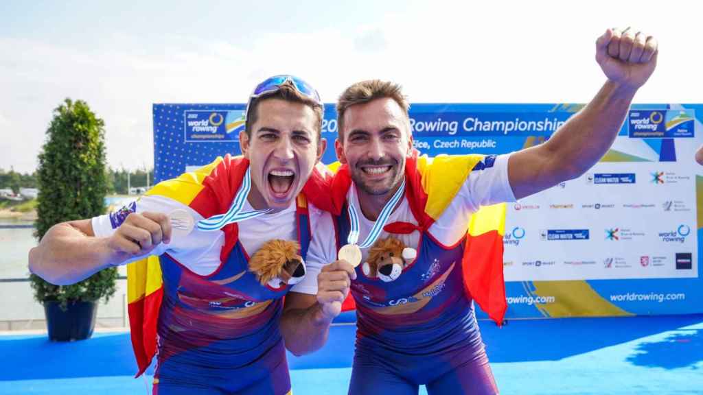 Aleix García y Rodrigo Conde celebrando la medalla de plata de los Mundiales de Remo.