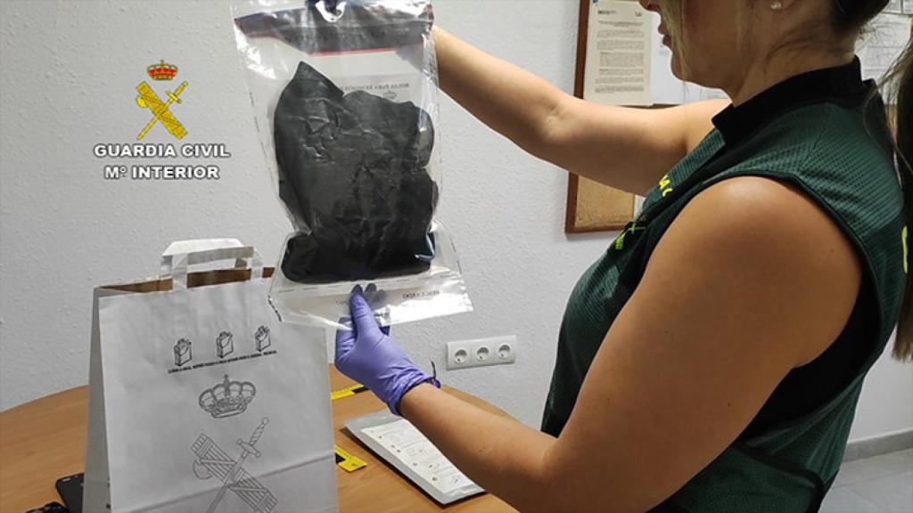 La agente enseña una de las muestras encontradas y que han servido para detener a los agresores.