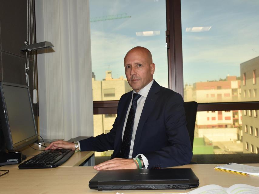 El portavoz de Vox en las Cortes, Carlos Menéndez, durante la entrevista.