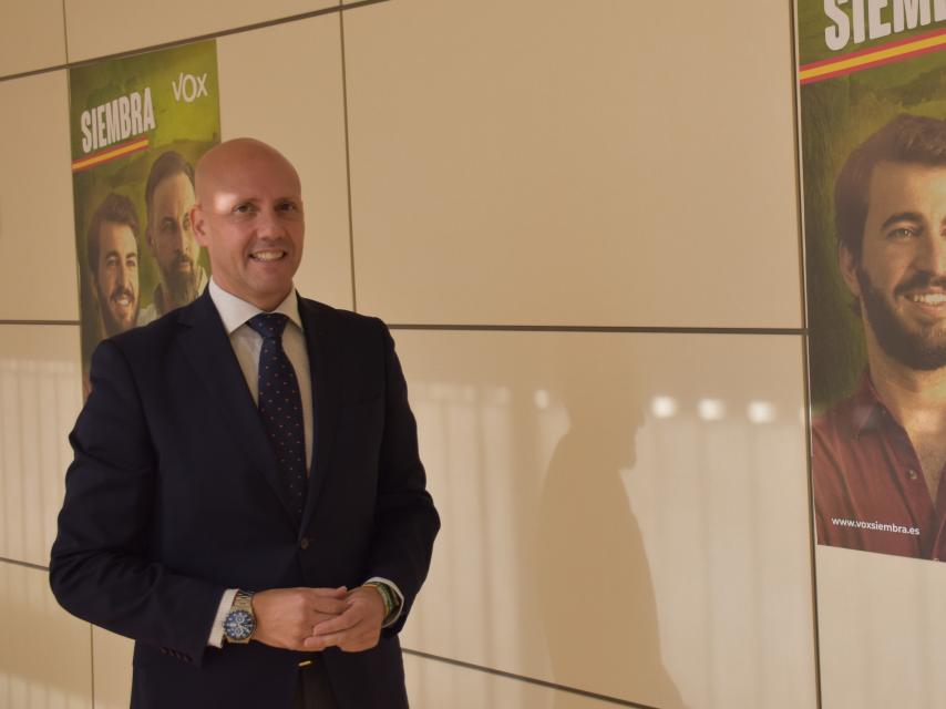 El portavoz de Vox en las Cortes, Carlos Menéndez, durante la entrevista.