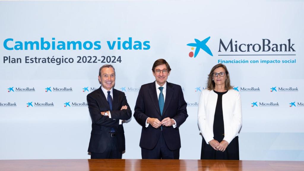 Juan Carlos Gallego, presidente de MicroBank; José Ignacio Goirigolzarri, presidente de CaixaBank, y Cristina González Viu, directora general de MicroBank, en la presentación del plan estratégico de la entidad.