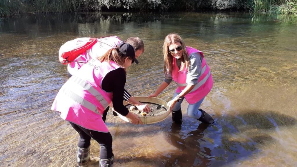 La concejala de Voluntariado, Almudena Parres, en una acción en el río Tormes