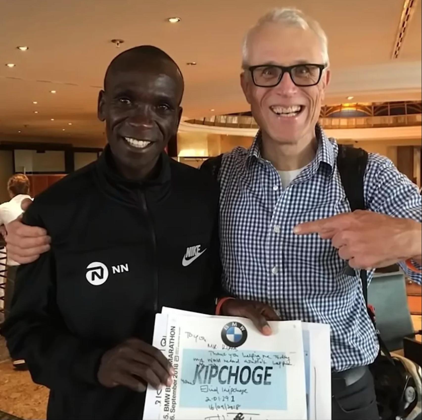 Eliud Kipchoge y Claus Henning-Schulke tras el Maratón de Berlín 2018
