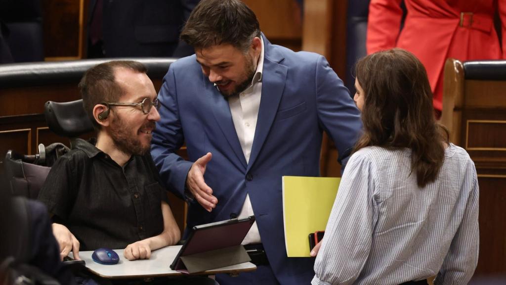 (I-D) El portavoz de Unidas Podemos en el Congreso, Pablo Echenique; el portavoz de Esquerra Republicana (ERC) en el Congreso, Gabriel Rufián; y la ministra de Igualdad, Irene Montero.