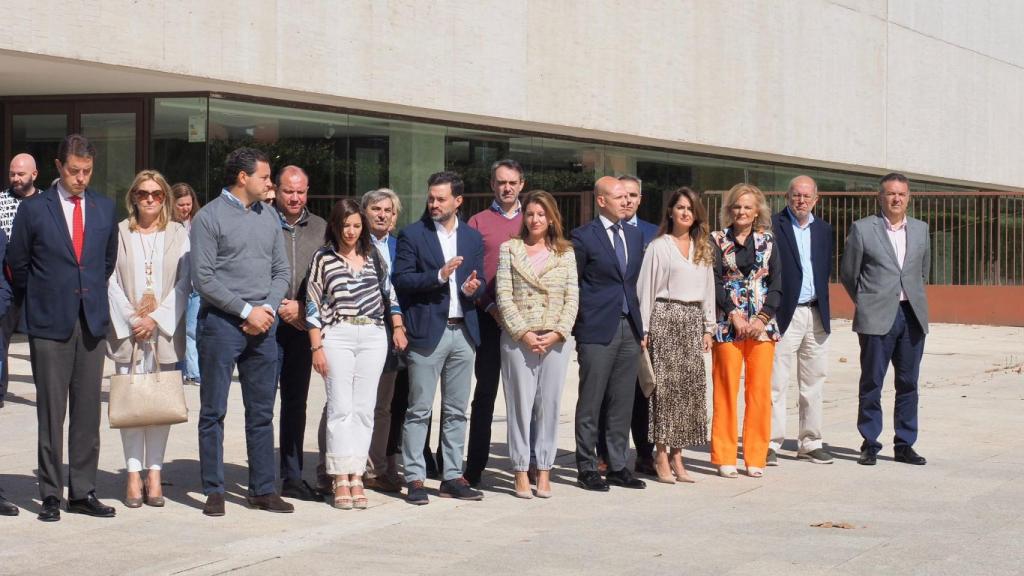 Minuto de silencio en la puerta de las Cortes