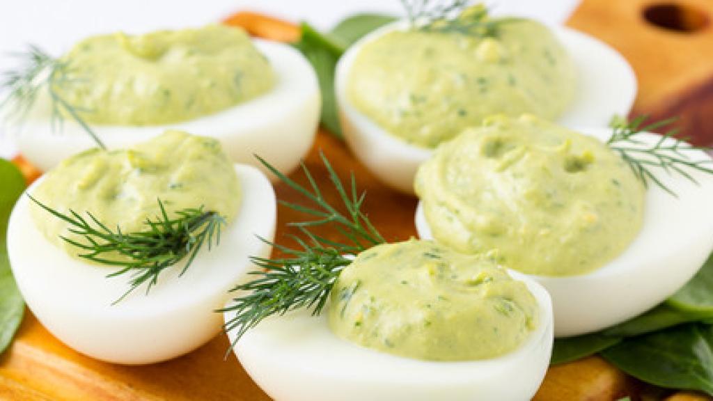 Receta de huevos rellenos de aguacate.