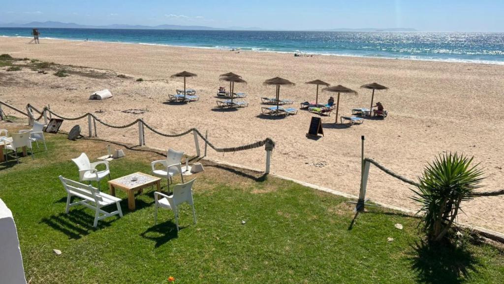 Zona de la playa de Bolonia frente al Hostal Restaurante Ríos.
