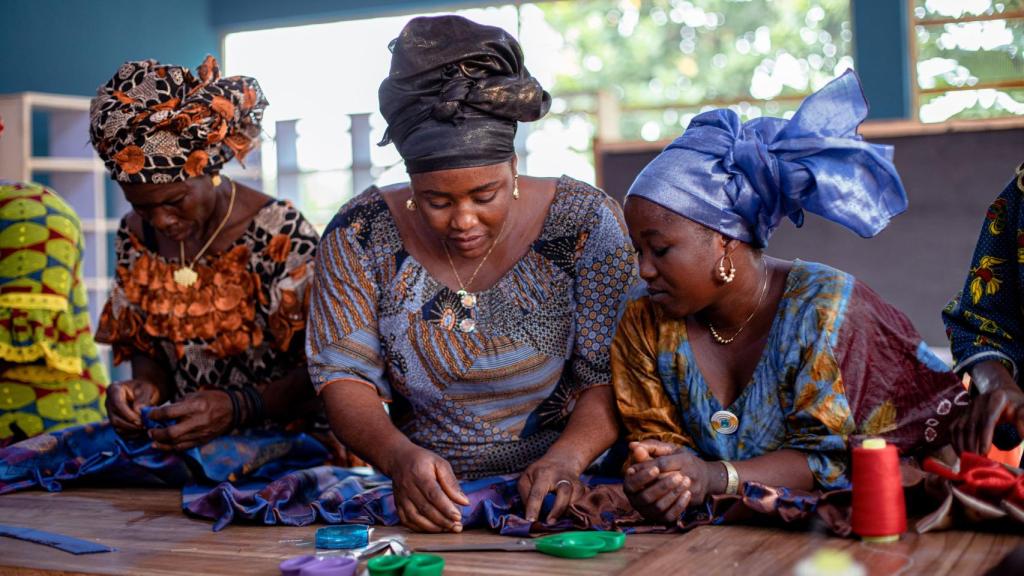 La diseñadora Rebecca Zoro durante el proceso de diseño de la coleccion.