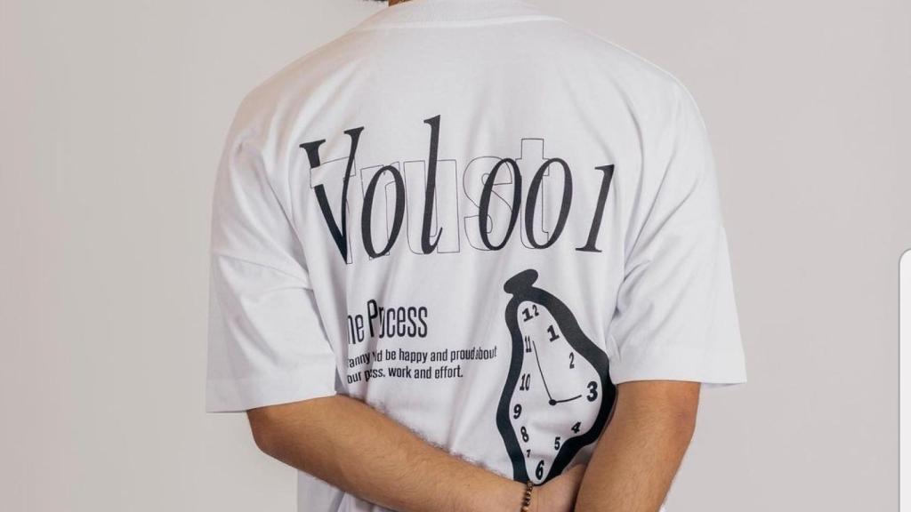 Los relojes derretidos, en la camiseta.