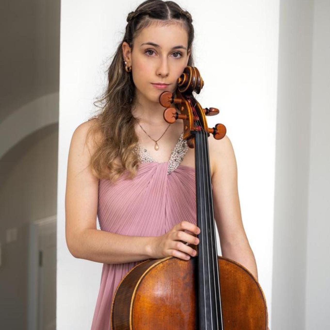 Celia Ruiz, con su violonchelo.