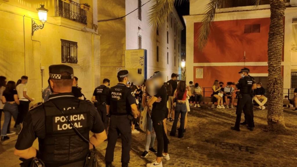 Control de la Policía Local en el casco antiguo, en imagen de archivo.