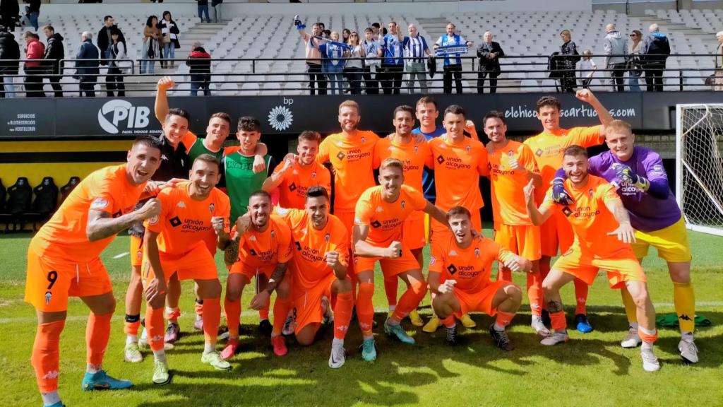 El Alcoyano tras celebrar la victoria de este domingo.