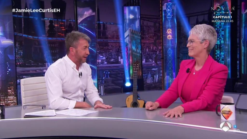 Pablo Motos y Jamie Lee Curtis en 'El Hormiguero'.
