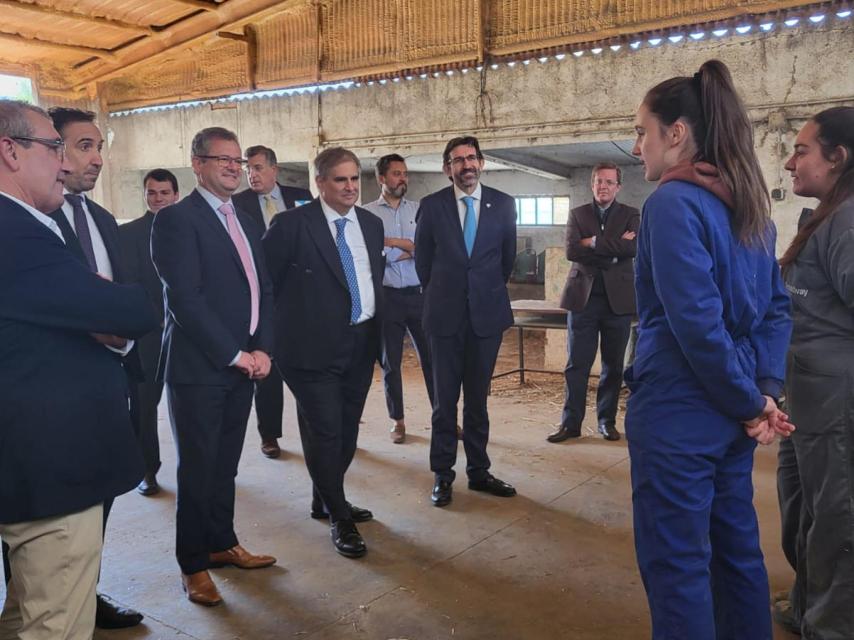 Gerardo Dueñas, consejero de Agricultura, junto a varios alumnos en la Santa Espina