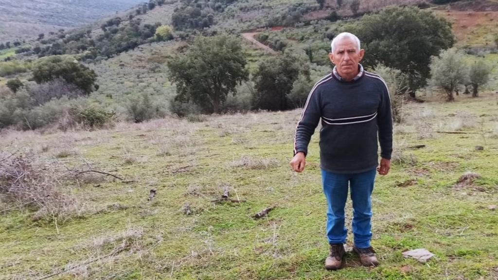 El zahorí Miguel López durante una búsqueda de agua