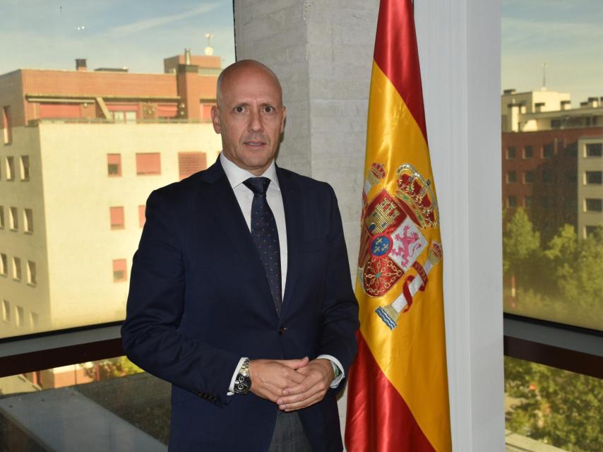 El portavoz de Vox en las Cortes, Carlos Menéndez, durante la entrevista.