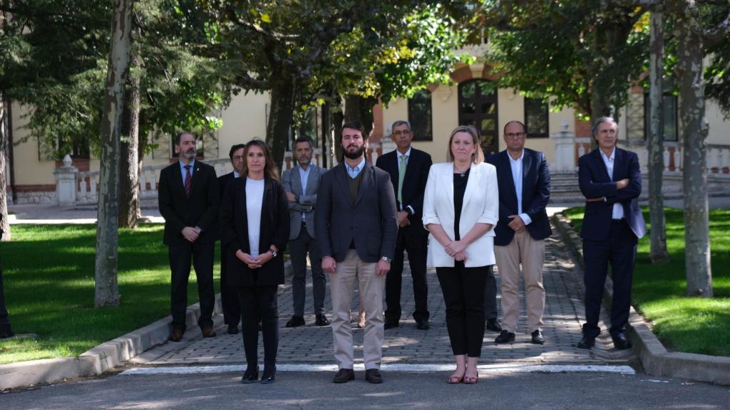 Rocío Lucas, García-Gallardo e Isabel Blanco durante el minuto de silencio en la Junta
