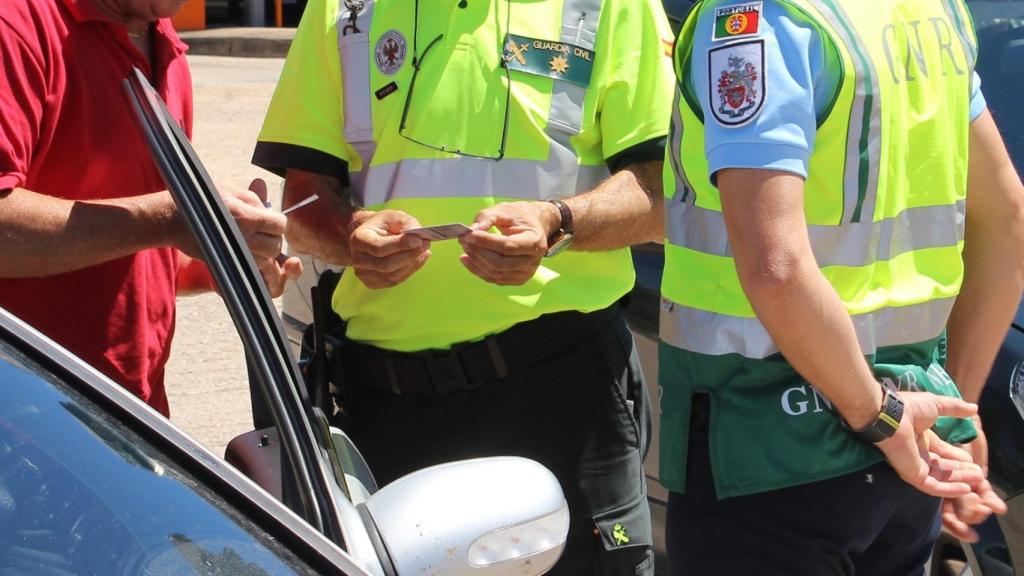 Agentes españoles y portugueses en el control de tráfico