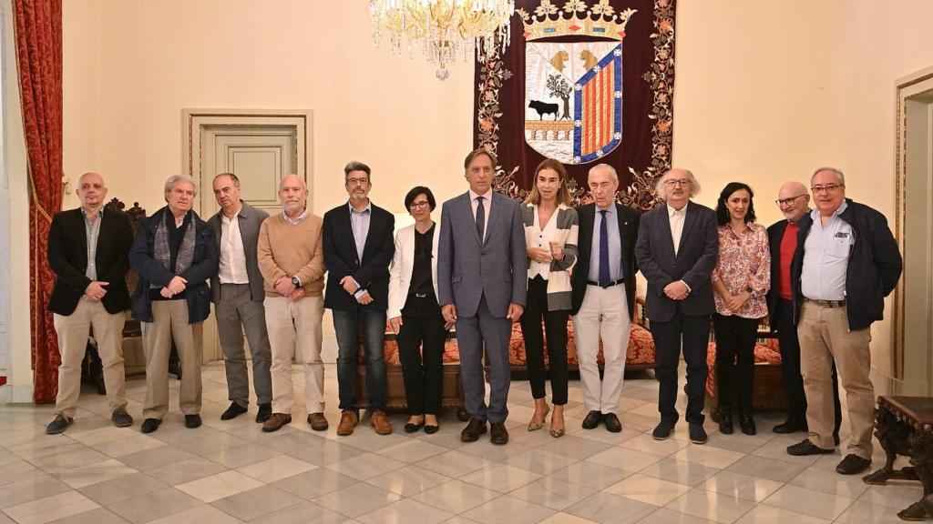 El alcalde de Salamanca, Carlos García Carbayo, junto a los jurados de novela y poesía