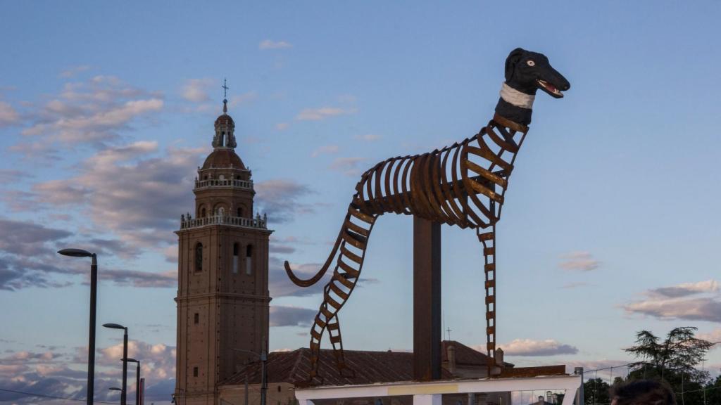 Escultura dedicada a Liosa de Clemente con la iglesia de Matapozuelos al fondo