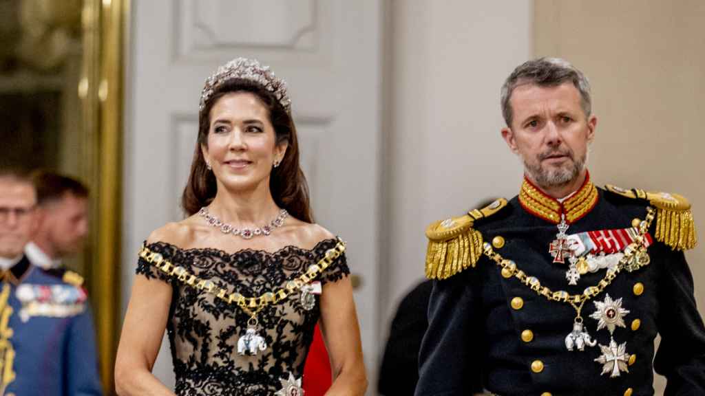 Los príncipes herederos mostraron sus dotes de bailarines en una fiesta tradicional.