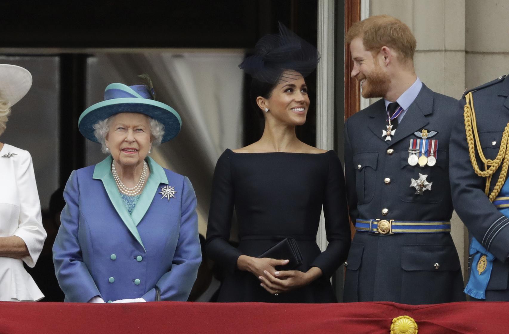 La reina Isabel II junto a Meghan y Enrique.