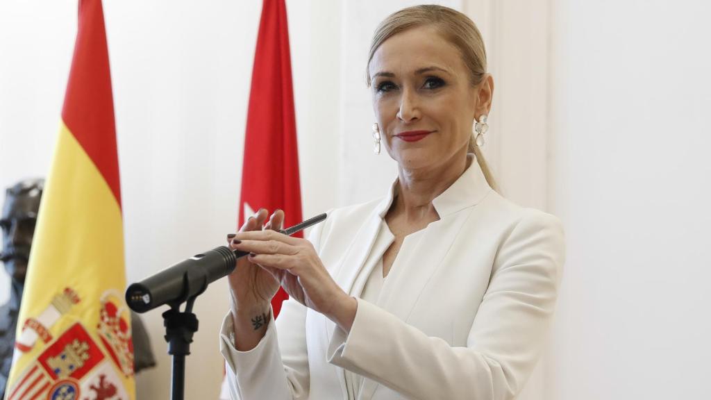 Cristina Cifuentes el día de su dimisión con unos pendientes de Coolook.